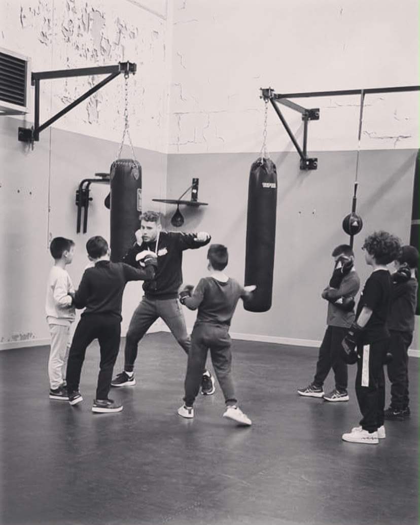 Gaspar Masson enseigne la boxe à des enfants de 10 à 15 ans