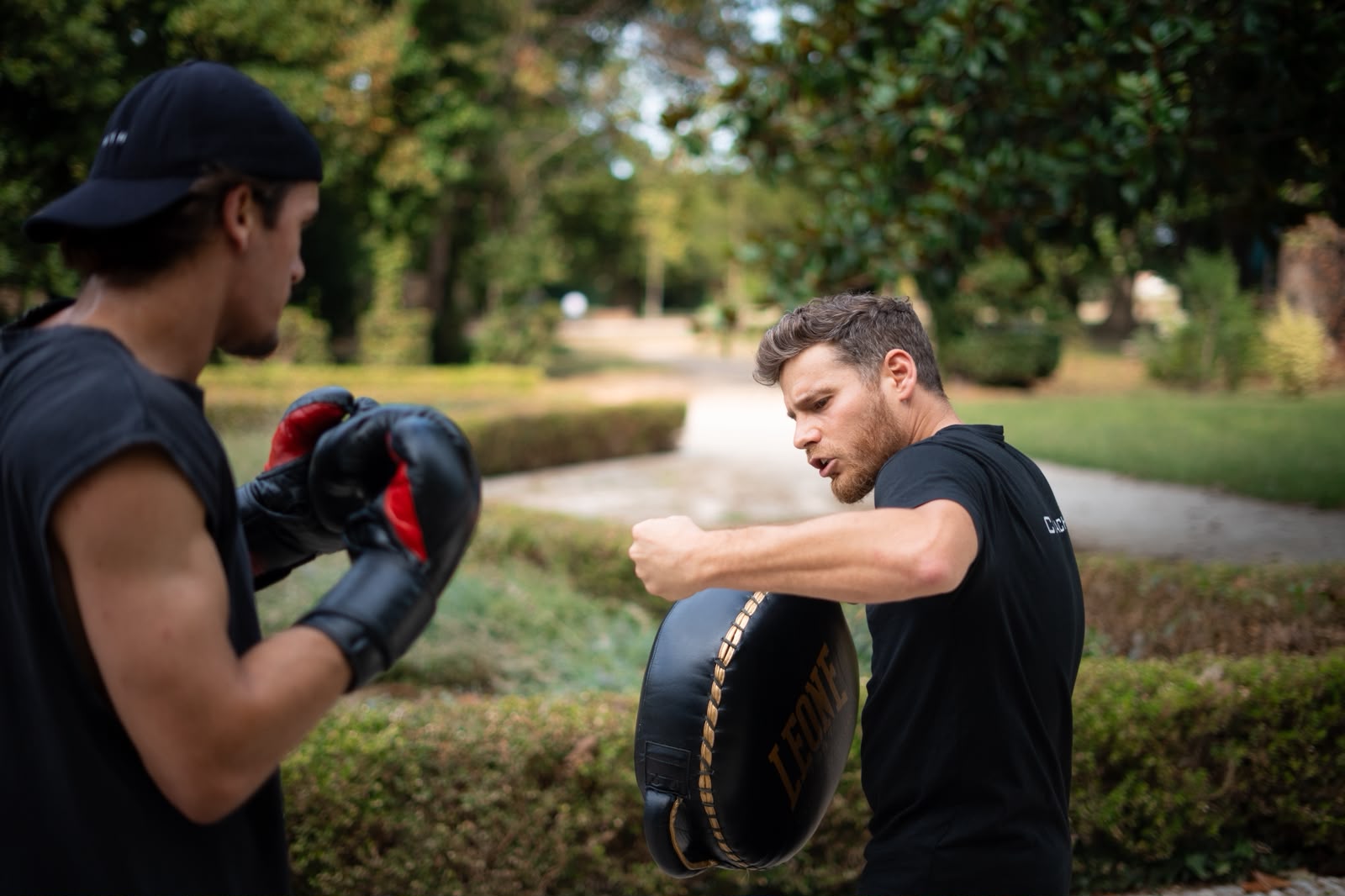 Travail de précision aux pattes d’ours pendant un coaching de boxe