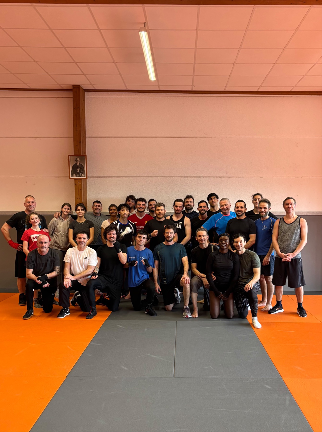 Groupe réuni dans un dojo pendant un stage de boxe anglaise