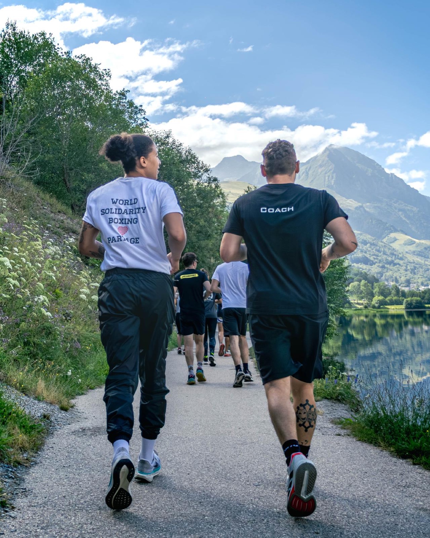 Gaspar Masson encadre un groupe pendant une activité de team building